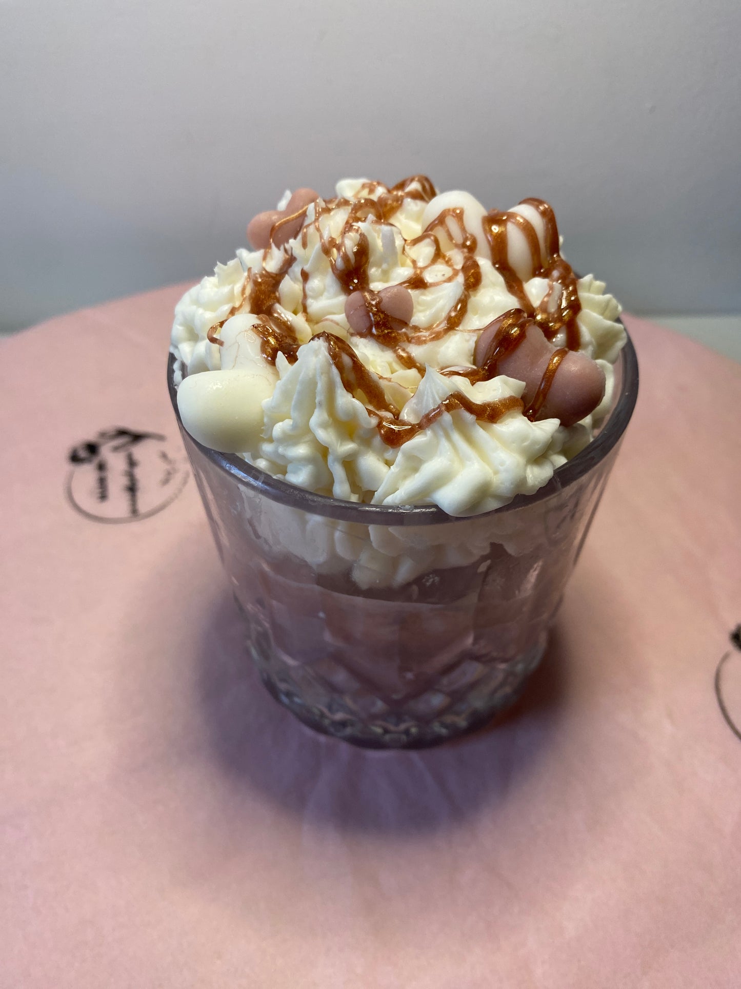 Lumânare Iced Caramel Macchiato – Aromă Delicioasă pentru Orice Moment